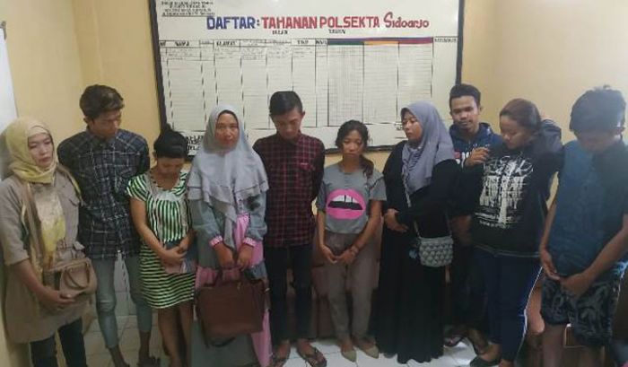 Polisi Gerebek Tiga Pasangan Pelajar di Kamar Kost, Orang Tuanya Dipanggil Polisi Gerebek Tiga Pasangan Pelajar di Kamar Kost, Orang Tuanya Dipanggil