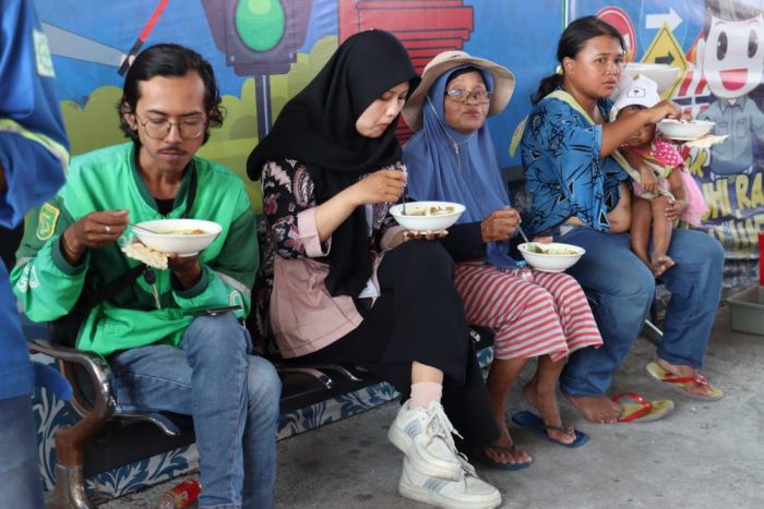 Jumat Berkah, Kasatlantas Polres Mojokerto Kota Berbagi Makan Gratis di Pos Benteng Pancasila