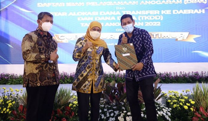 Wali Kota Kediri Terima DIPA dan TKDD Tahun 2022 dari Gubernur Wali Kota Kediri Terima DIPA dan TKDD Tahun 2022 dari Gubernur