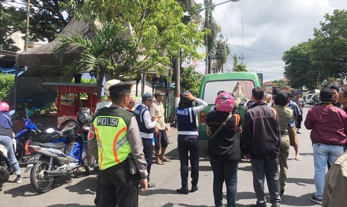 Ada Stiker Caleg Ditempel di Angkot, Bawaslu dan Satpol PP Turun Tangan Ada Stiker Caleg Ditempel di Angkot, Bawaslu dan Satpol PP Turun Tangan