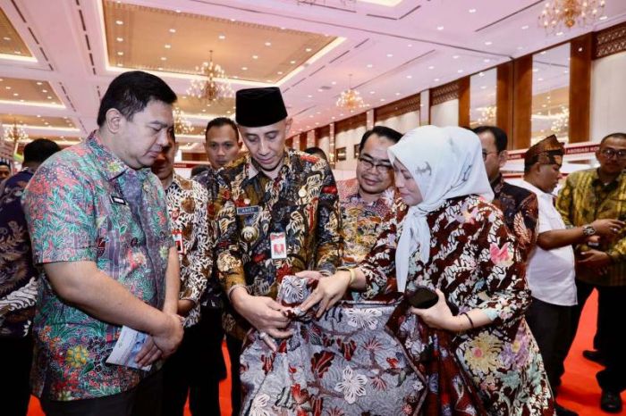 Dukung Produk UMKM, Pj Arief Pamerkan Batik Khas Bangkalan di Maju Expo dan Forum 2024 Dukung Produk UMKM, Pj Arief Pamerkan Batik Khas Bangkalan di Maju Expo dan Forum 2024