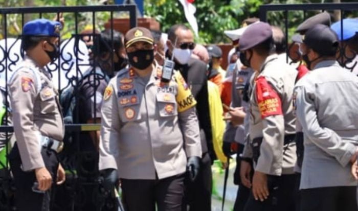 Kapolres Mojokerto Pimpin Langsung Pengamanan Unjuk Rasa Tolak Omnibus Law UU Cipta Kerja Kapolres Mojokerto Pimpin Langsung Pengamanan Unjuk Rasa Tolak Omnibus Law UU Cipta Kerja