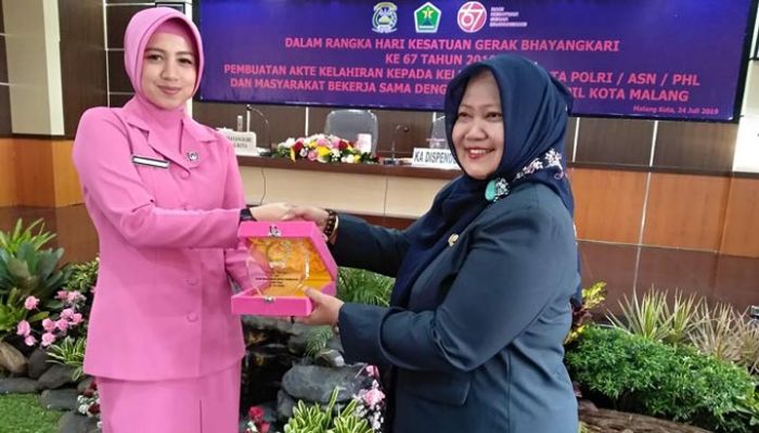 ​Bhayangkari Kota Malang Bagikan 1 Paket Dokumen Penting