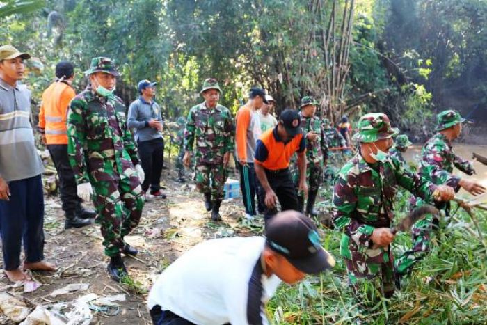 Dandim Madiun Turun Langsung Pimpin Bersih-bersih Lingkungan Pasca Banjir