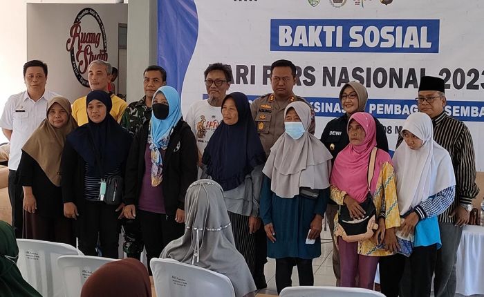 PWI Jatim Gelar Baksos dan Eksibisi Bulutangkis di Kediri PWI Jatim Gelar Baksos dan Eksibisi Bulutangkis di Kediri