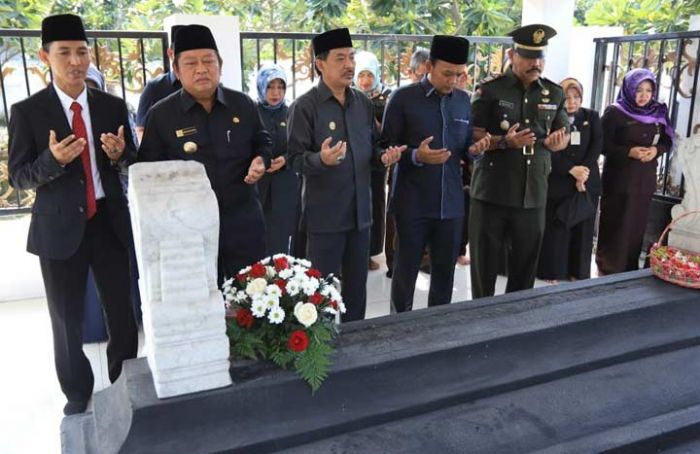 Hari Jadi, Bupati dan Wabup Sidoarjo Ziarah ke Makam Mantan Bupati