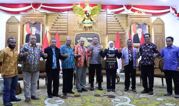 Puluhan Pendeta Papua-Papua Barat Beri Noken Khofifah, Berharap Persaudaraan Papua-Jatim Terjaga Puluhan Pendeta Papua-Papua Barat Beri Noken Khofifah, Berharap Persaudaraan Papua-Jatim Terjaga