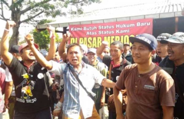 Pedagang Pasar Merjosari Malang Gelar Aksi Demo dan Doa Bersama, Tolak Pembongkaran