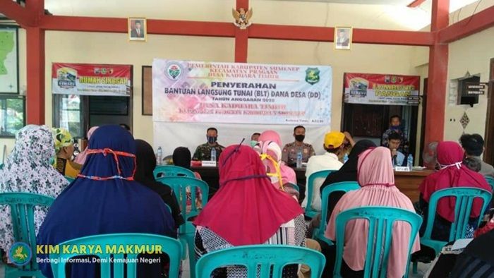 Puluhan Warga Kaduara Timur Sumenep Terima BLT-DD Tahap I Puluhan Warga Kaduara Timur Sumenep Terima BLT-DD Tahap I