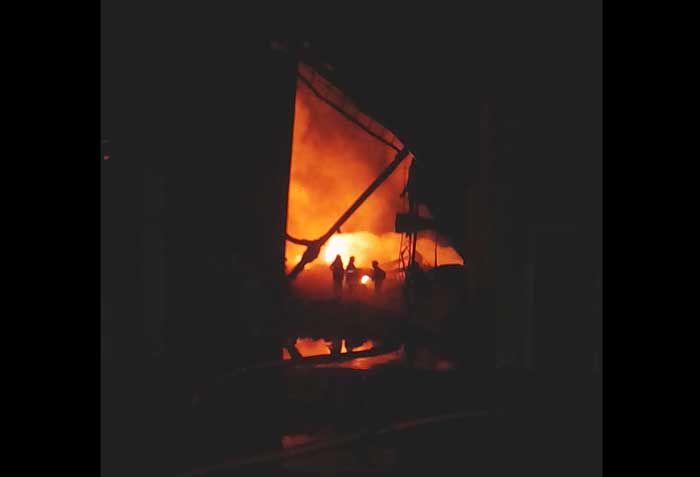 Gudang Plastik di Desa Banjarsari Buduran Terbakar Gudang Plastik di Desa Banjarsari Buduran Terbakar