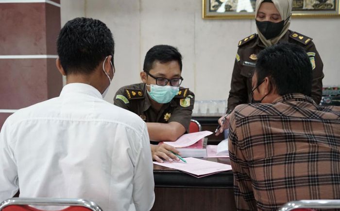 DJP Jatim II Serahkan Dua Tersangka Perpajakan ke Kejari Jombang DJP Jatim II Serahkan Dua Tersangka Perpajakan ke Kejari Jombang