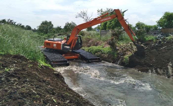 Tangani Banjir Gempol dan Beji, BBWS Brantas Keruk Sungai Wrati