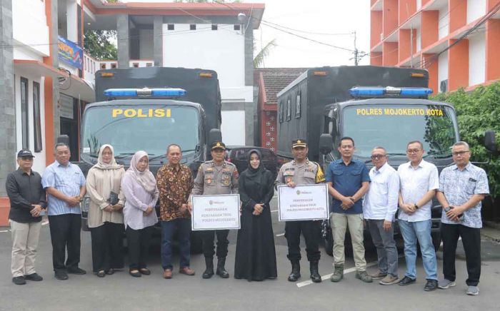 Bupati Mojokerto Serahkan Bantuan Truk ke Polisi Pascacuti Kampanye Bupati Mojokerto Serahkan Bantuan Truk ke Polisi Pascacuti Kampanye
