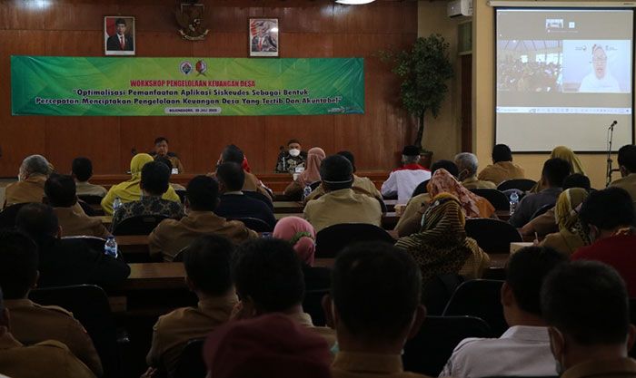 Bupati Bojonegoro Minta Perangkat Desa Transparan Kelola BKD Bupati Bojonegoro Minta Perangkat Desa Transparan Kelola BKD