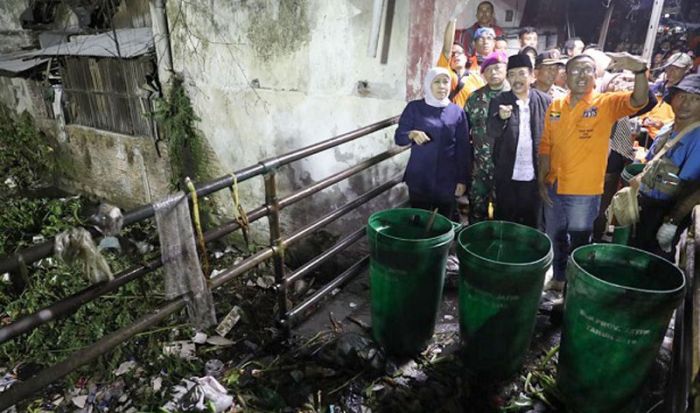 Tengah Malam, Gubernur Khofifah Meninjau Langsung Proses Normalisasi Kali Butung Tengah Malam, Gubernur Khofifah Meninjau Langsung Proses Normalisasi Kali Butung