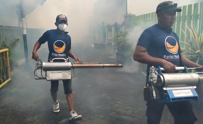 Sejumlah Anak di Desa Paron Kediri Terserang DBD, Tim NasDem Peduli Lakukan Fogging Sejumlah Anak di Desa Paron Kediri Terserang DBD, Tim NasDem Peduli Lakukan Fogging