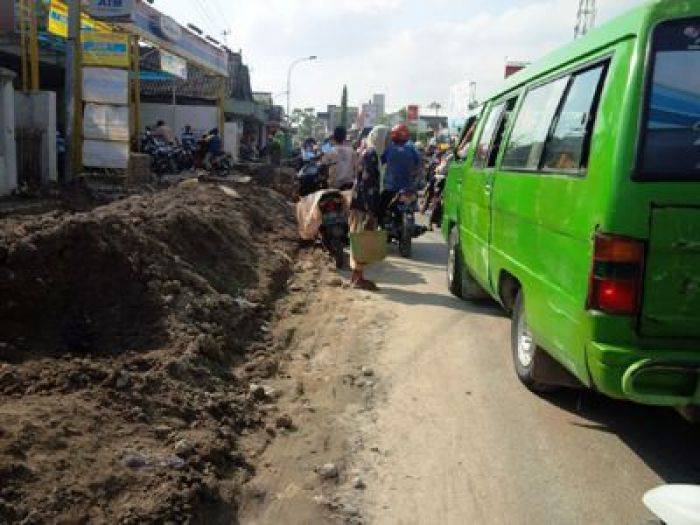 ​  Warga Keluh Proyek Drainase di Kecamatan Merakurak