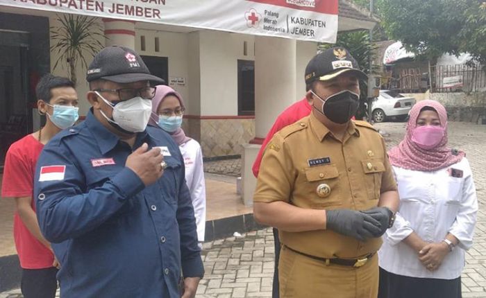 Gandeng PMI Jember, Bupati Hendy Lakukan Penyemprotan Disinfektan di 31 Kecamatan