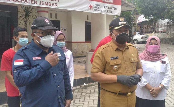 Gandeng PMI Jember, Bupati Hendy Lakukan Penyemprotan Disinfektan di 31 Kecamatan Gandeng PMI Jember, Bupati Hendy Lakukan Penyemprotan Disinfektan di 31 Kecamatan