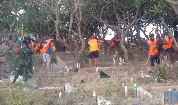 Terjaring Razia Masker, 25 Warga Jalani Hukuman Membersihkan TPU Terjaring Razia Masker, 25 Warga Jalani Hukuman Membersihkan TPU