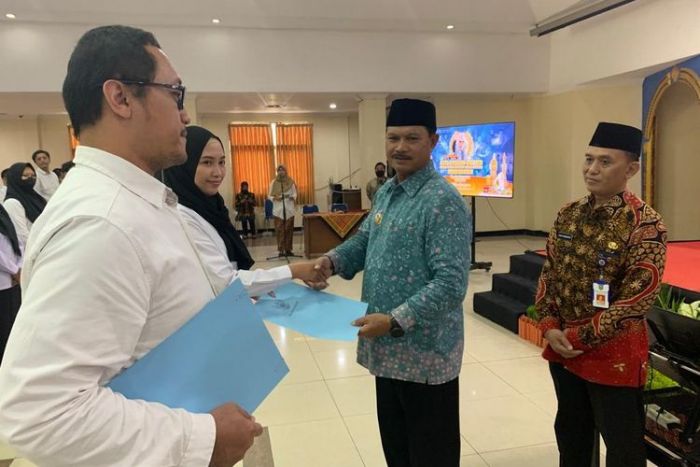 Wali Kota Madiun Ancam akan Mutasi Pegawai Rumah Sakit yang Main Ponsel saat Bertugas Wali Kota Madiun Ancam akan Mutasi Pegawai Rumah Sakit yang Main Ponsel saat Bertugas