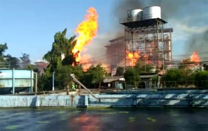 Polisi Masih Olah TKP di Pabrik Bioethanol PT Enero Polisi Masih Olah TKP di Pabrik Bioethanol PT Enero