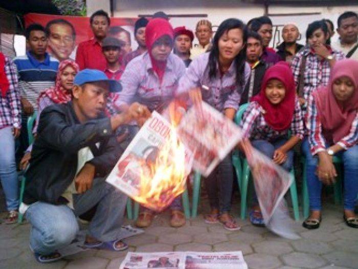 8 Elemen Relawan Jokowi-JK Bakar Tabloid Obor Rakat