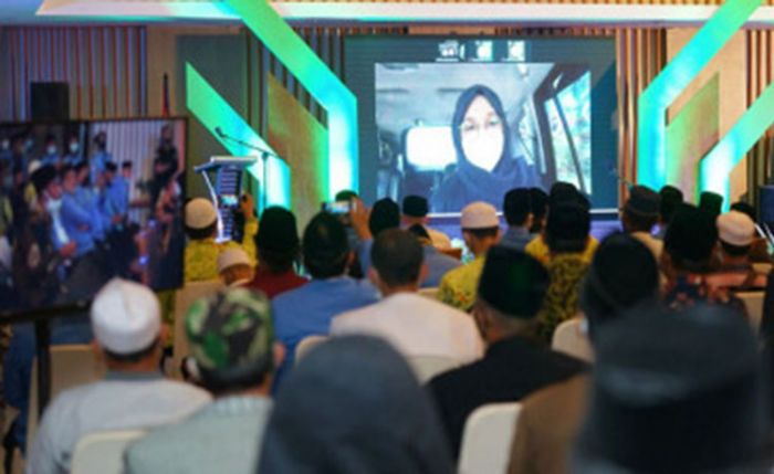 Hadir Virtual di Acara Halakah, Bupati Ipuk Ajak Guru Ngaji di Banyuwangi Manfaatkan Teknologi Hadir Virtual di Acara Halakah, Bupati Ipuk Ajak Guru Ngaji di Banyuwangi Manfaatkan Teknologi