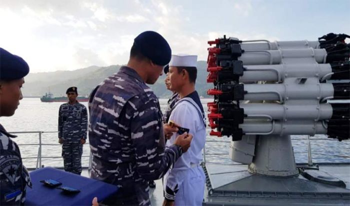 Di Tengah Operasi, KRI Hasan Basri-382 Gelar Upacara Kenaikan Pangkat