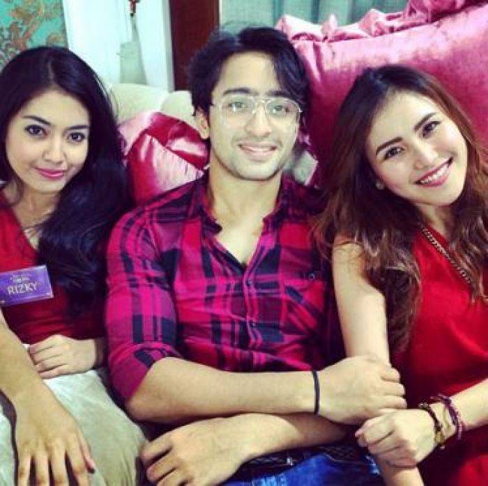 Makin Mesra, Shaheer Sheikh Gandeng Ayu Ting Ting Makin Mesra, Shaheer Sheikh Gandeng Ayu Ting Ting