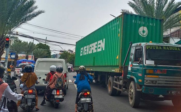 Jadi Sorotan Publik, Kabel Seluler Menjuntai di Perempatan Giri Gresik Usai Diterabas Tronton Jadi Sorotan Publik, Kabel Seluler Menjuntai di Perempatan Giri Gresik Usai Diterabas Tronton