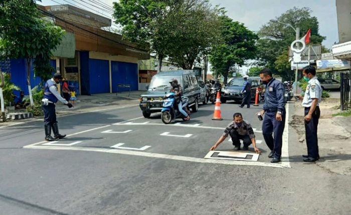 Cegah Penyebaran Covid-19 di Jalan Raya, Polres - Dishub Batu Buat Marka Physical Distancing Cegah Penyebaran Covid-19 di Jalan Raya, Polres - Dishub Batu Buat Marka Physical Distancing