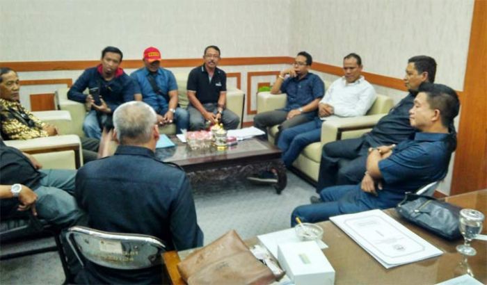 Satu Cakades Sembayat Gagal Maju Karena Pernah Tersandung Korupsi, Warga Wadul DPRD Gresik Satu Cakades Sembayat Gagal Maju Karena Pernah Tersandung Korupsi, Warga Wadul DPRD Gresik