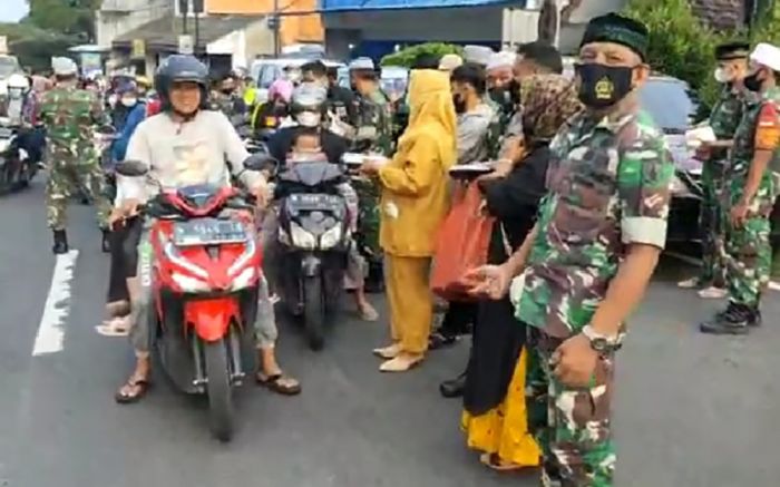 Kolaborasi Tiga Pilar, Kapolsek dan Danramil Pandaan Gelar Vaksinasi dan Bagi-Bagi Takjil Kolaborasi Tiga Pilar, Kapolsek dan Danramil Pandaan Gelar Vaksinasi dan Bagi-Bagi Takjil