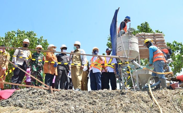 Bupati Sambari Gelar Groundbreaking Proyek Tanggul di Desa Jono Cerme