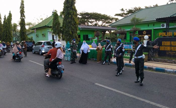 Wujud Peduli, Keluarga Besar Subdenpom V/4-3 Pamekasan Gelar Bagi-Bagi Takjil Wujud Peduli, Keluarga Besar Subdenpom V/4-3 Pamekasan Gelar Bagi-Bagi Takjil