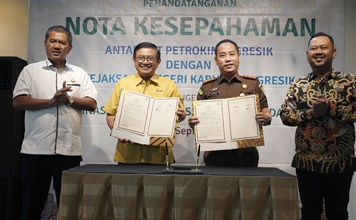 Disaksikan Bupati, Dirut Petrokimia Gresik dan Kajari Teken MoU Disaksikan Bupati, Dirut Petrokimia Gresik dan Kajari Teken MoU