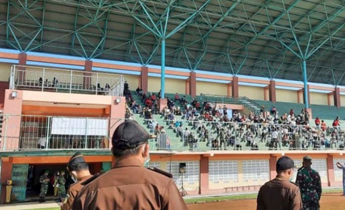 Antusias Ikuti Vaksinasi Kodim 0808 Blitar, Warga Rela Antre di Tribune Stadion Antusias Ikuti Vaksinasi Kodim 0808 Blitar, Warga Rela Antre di Tribune Stadion