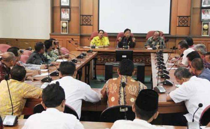 Bupati Gresik Minta Kepsek Terima Siswa Baru Sesuai Pagu Bupati Gresik Minta Kepsek Terima Siswa Baru Sesuai Pagu