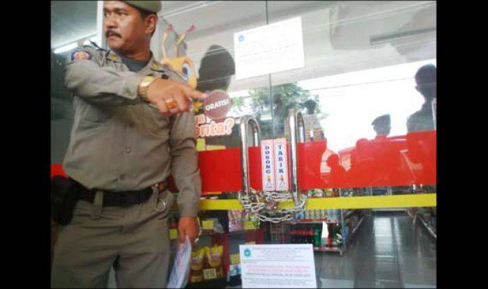 Sebuah Alfamart di Lamongan Ditutup Paksa Sebuah Alfamart di Lamongan Ditutup Paksa