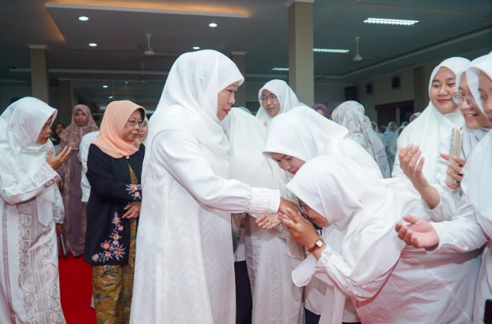 Buka Puasa Bersama Yayasan Khadijah, Khofifah: Ilmu Pengantar Kesuksesan Dunia Akhirat Buka Puasa Bersama Yayasan Khadijah, Khofifah: Ilmu Pengantar Kesuksesan Dunia Akhirat