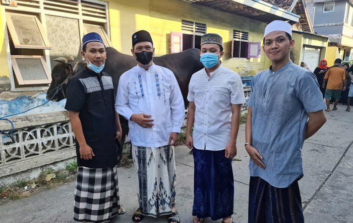 Anggota Fraksi NasDem DPRD Gresik Kurban Dua Ekor Sapi Bobot Satu Ton Anggota Fraksi NasDem DPRD Gresik Kurban Dua Ekor Sapi Bobot Satu Ton