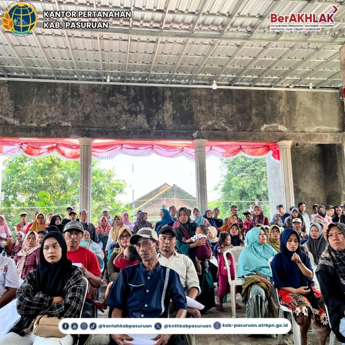 Kantah Pasuruan Serahkan Sertifikat Tanah PTSL ke Warga Desa Karangjatianyar Kantah Pasuruan Serahkan Sertifikat Tanah PTSL ke Warga Desa Karangjatianyar