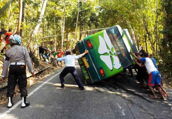 Tak Kuat Menanjak, Sebuah Minibus Jatuh Terguling di Tanjakan Mloko Pacitan