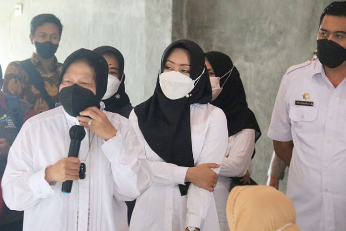 Mensos Risma Tinjau Penyaluran Bansos di Desa Windurejo Mojokerto Mensos Risma Tinjau Penyaluran Bansos di Desa Windurejo Mojokerto