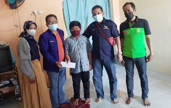 NasDem Gresik Peduli Fahrur Rozi, Bocah Asal Desa Gredek yang Ditinggal Mati Beruntun Orang Tuanya NasDem Gresik Peduli Fahrur Rozi, Bocah Asal Desa Gredek yang Ditinggal Mati Beruntun Orang Tuanya
