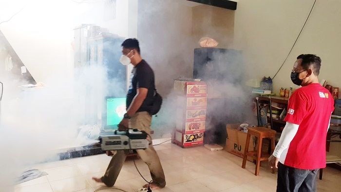 Warga Perum Taman Candiloka Sidoarjo Semprotkan Fogging Disinfektan bersama Jurnalis Peduli Pandemi Warga Perum Taman Candiloka Sidoarjo Semprotkan Fogging Disinfektan bersama Jurnalis Peduli Pandemi