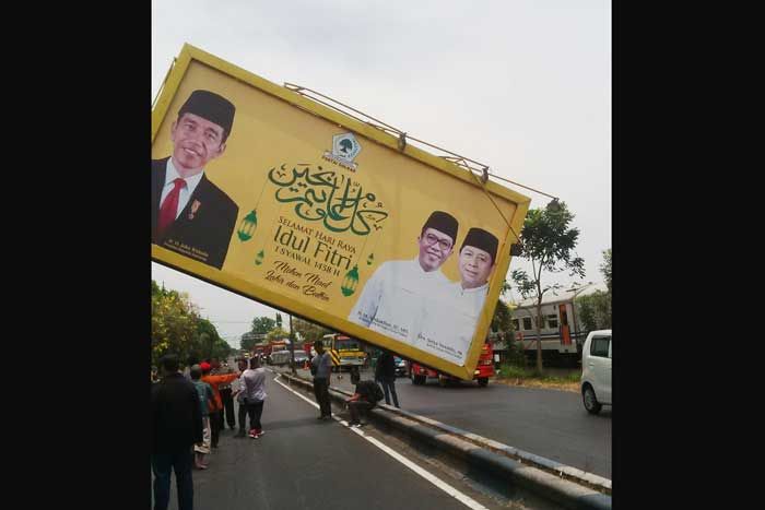 Baliho Bergambar Setya Novanto di Raya Blandongan Kota Pasuruan Roboh