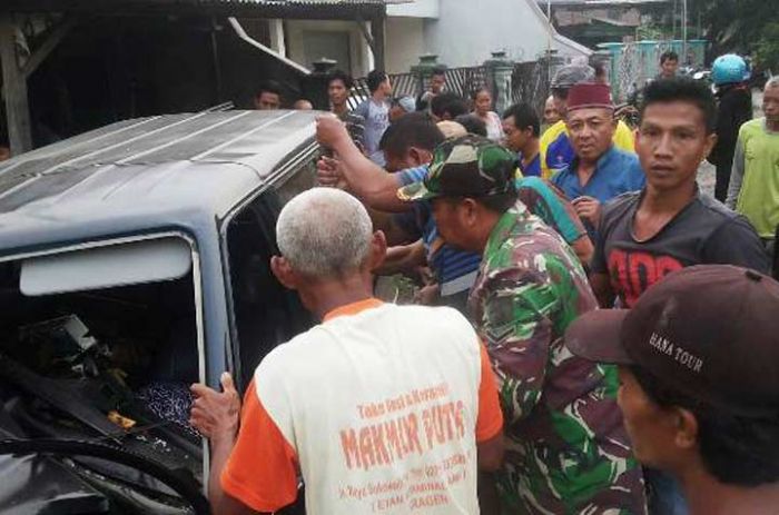 Anggota Koramil 0805/12 dan Polsek Mantingan Bantu Evakuasi Korban Kecelakaan Lalin
