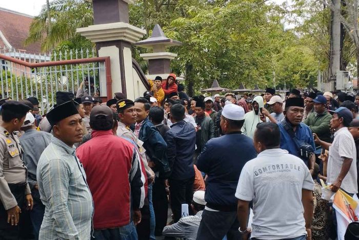 Massa Demo Minta Gubernur Jawa Timur Desak Bupati Pamekasan Untuk Segera Laksanakan Pilkades